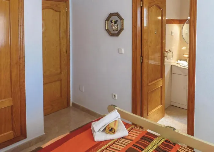 Semesterbostad 2 Bedroom Lovely In